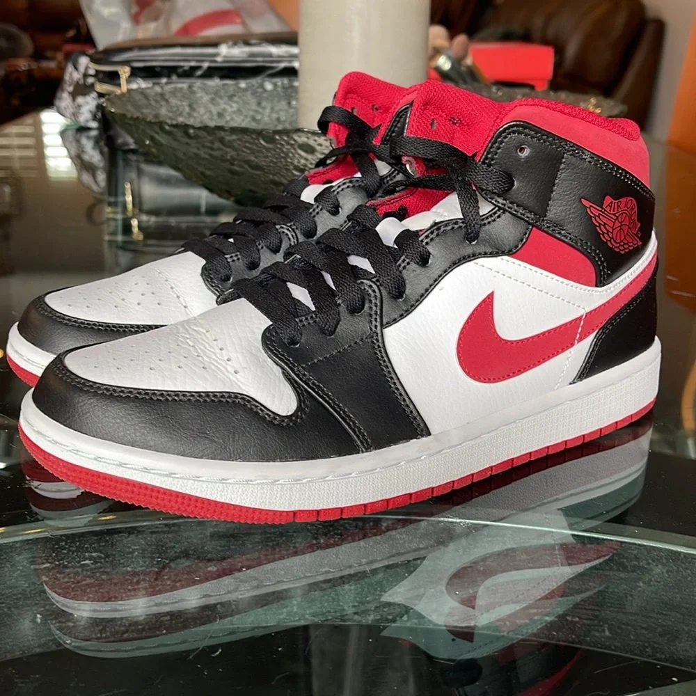 Air Jordan 1 Mid White/Gym Red/Black 554724-122 Size 9 ❤️🤍🖤